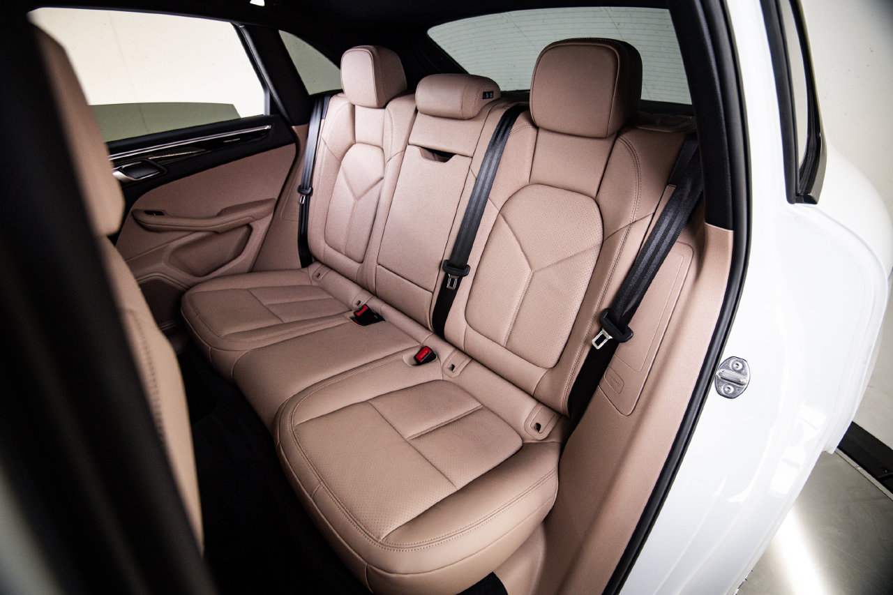 Certified 2024 Porsche Macan AWD/4WD image 24
