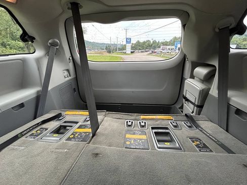 Used 2012 Toyota Sienna XLE w/ Entertainment Pkg FWD image 9