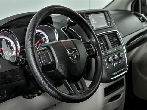 Used 2018 Dodge Grand Caravan SE image 19