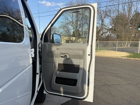 Used 2014 Ford E-250 and Econoline 250 w/ Power Group image 16