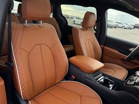 New 2026 Chrysler Pacifica Pinnacle image 22