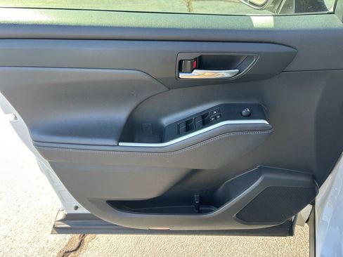 Used 2024 Toyota Highlander XLE image 4