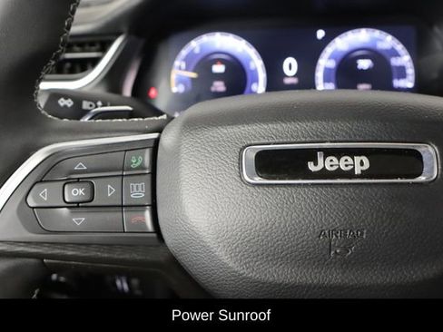 Used 2025 Jeep Grand Cherokee Altitude AWD/4WD image 8