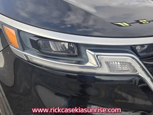Used 2022 Kia Carnival LX FWD image 11
