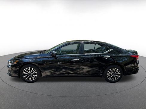 Used 2025 Nissan Altima 2.5 SV FWD image 12