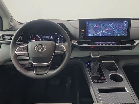 Used 2025 Toyota Sienna XLE w/ XLE Plus Package image 22