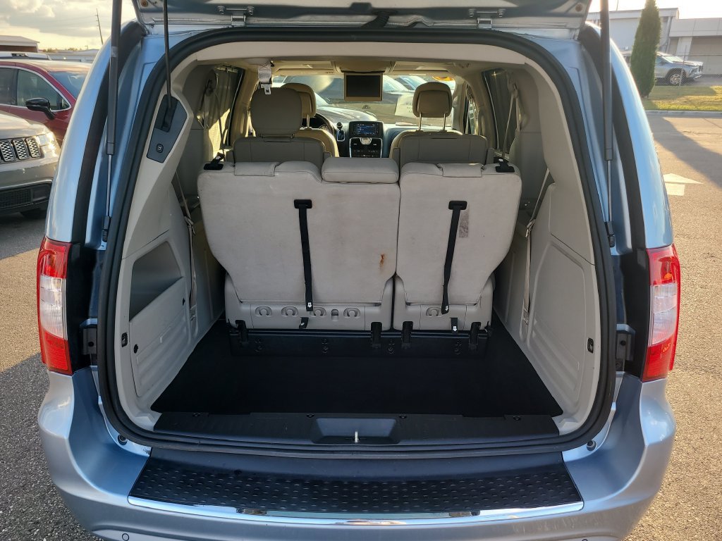 Used 2016 Chrysler Town & Country Touring-L FWD image 7
