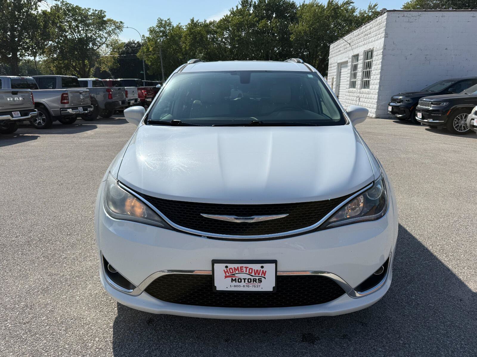 Used 2017 Chrysler Pacifica Touring-L Plus FWD image 2