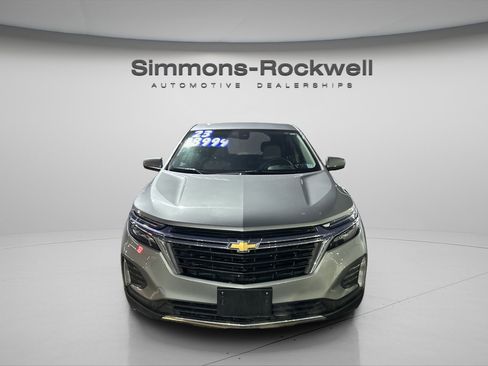 Used 2023 Chevrolet Equinox LT image 2