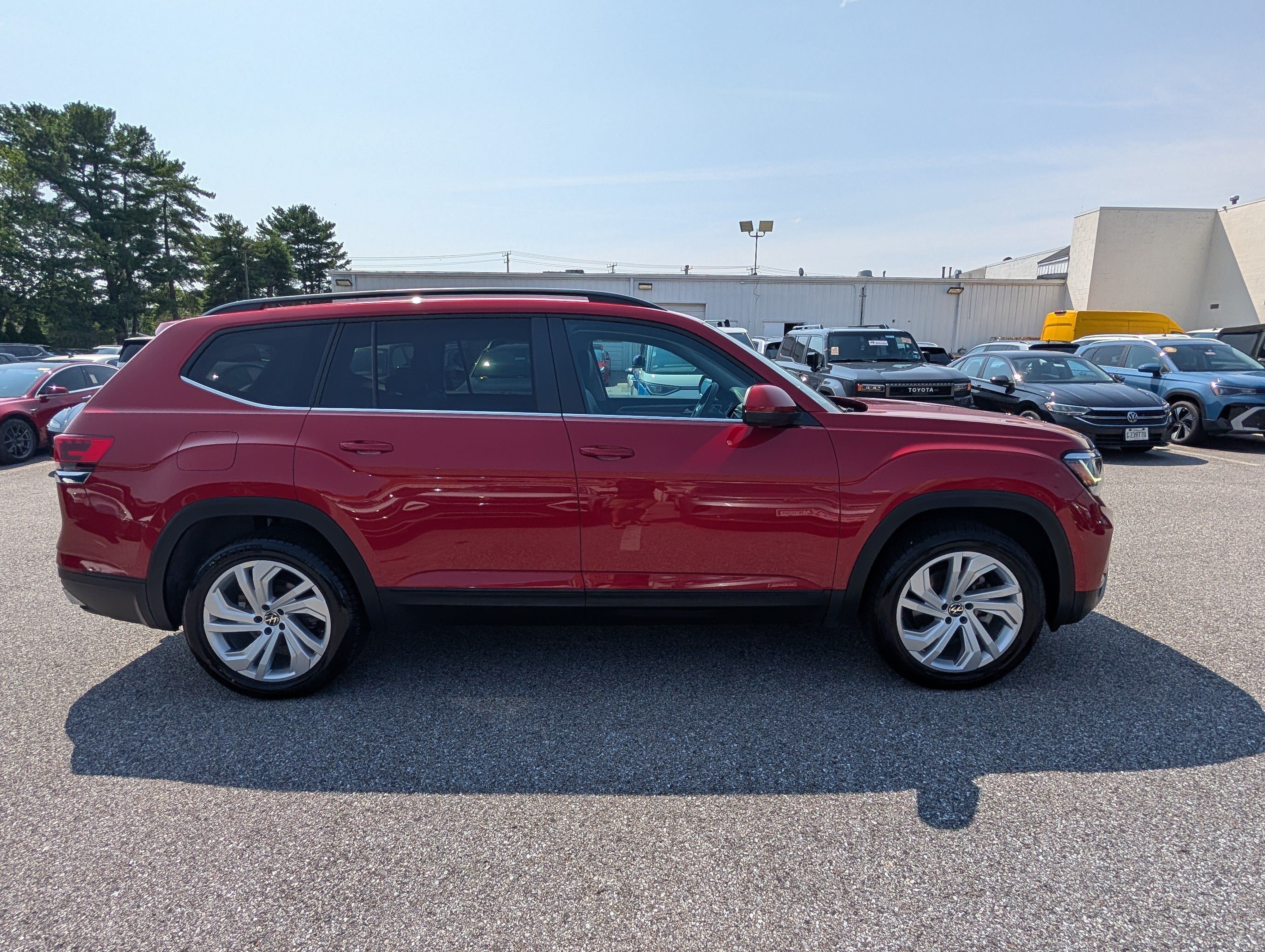 Used 2023 Volkswagen Atlas SE AWD/4WD image 2