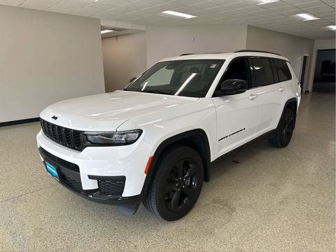 Used 2024 Jeep Grand Cherokee L Altitude image 3