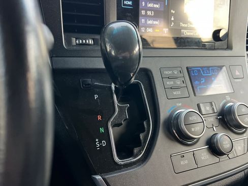 Used 2017 Toyota Sienna SE image 25