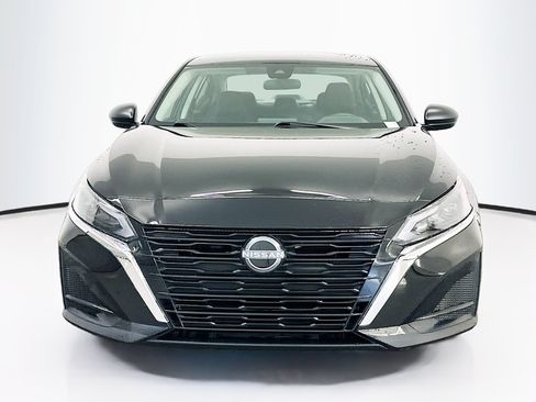 Used 2025 Nissan Altima 2.5 SV FWD image 2