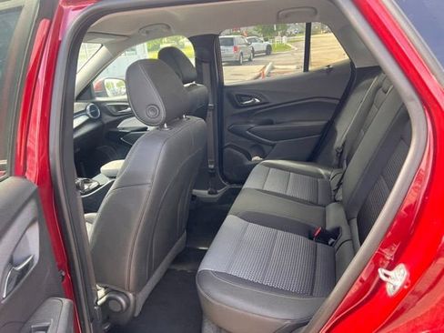 Used 2025 Chevrolet Trax LT w/ LT Convenience Package FWD image 10