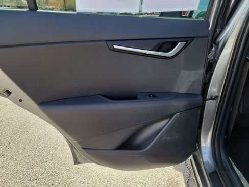 Used 2025 Kia Niro LX image 16