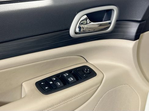 Used 2022 Jeep Grand Cherokee Laredo E image 18