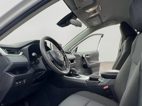 Used 2025 Toyota RAV4 XLE AWD/4WD image 9