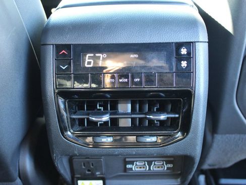 Used 2023 Jeep Grand Cherokee L Laredo image 31