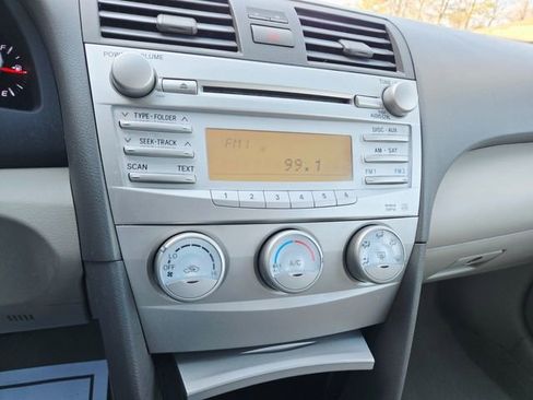 Used 2010 Toyota Camry LE image 22