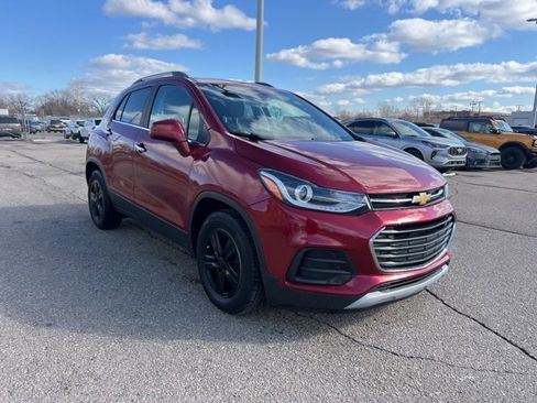 Used 2018 Chevrolet Trax LT w/ LT Convenience Package image 3