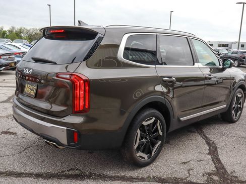 Used 2025 Kia Telluride S FWD image 4