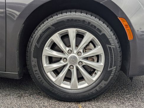 Used 2018 Chrysler Pacifica Touring-L image 29