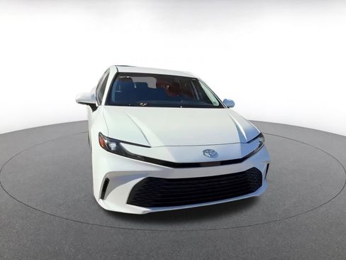 Used 2025 Toyota Camry LE image 3