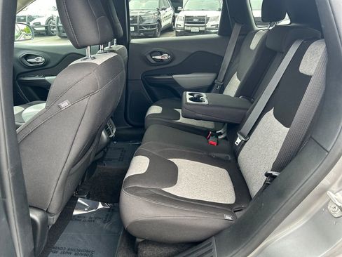 Used 2014 Jeep Cherokee Latitude w/ Trailer Tow Group AWD/4WD image 8