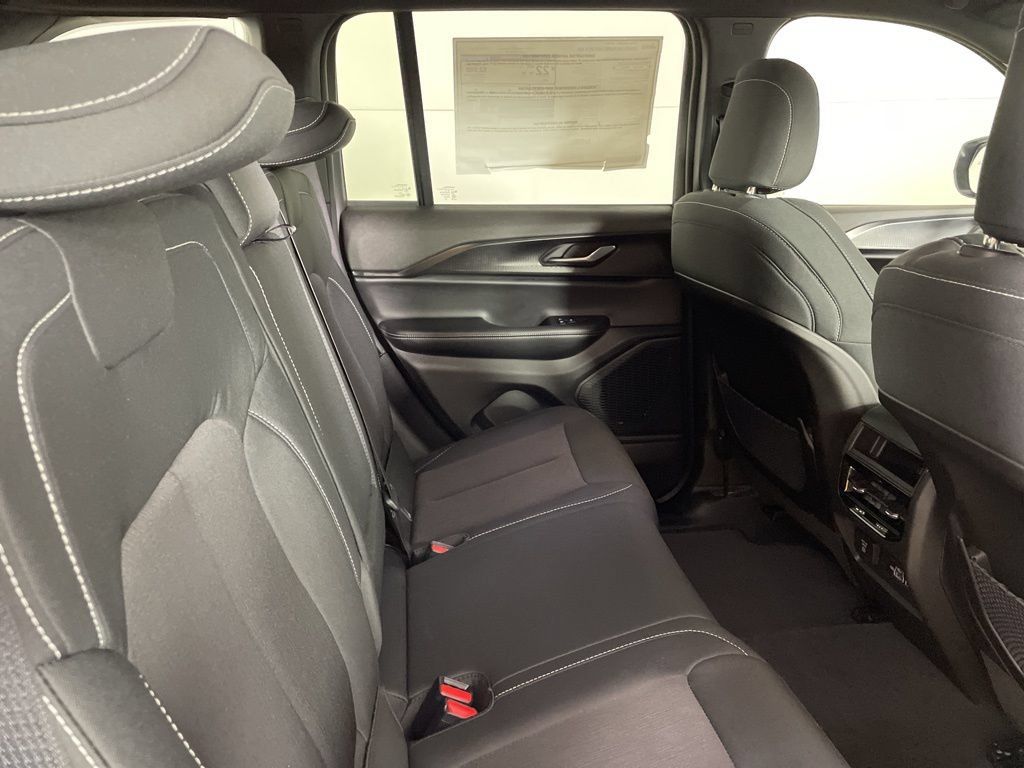 New 2025 Jeep Grand Cherokee Laredo X w/ Luxury Tech Group I AWD/4WD image 16