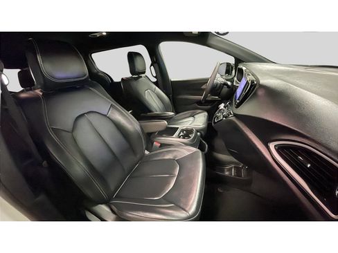 Used 2025 Chrysler Pacifica Select FWD image 19