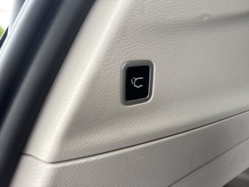 Used 2023 Chrysler Pacifica Touring-L FWD image 11