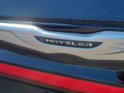 Used 2023 Chrysler Pacifica Touring-L image 5