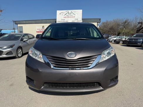 Used 2015 Toyota Sienna LE FWD image 1