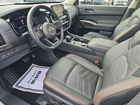 Used 2024 Nissan Pathfinder Platinum w/ Cargo Package image 36