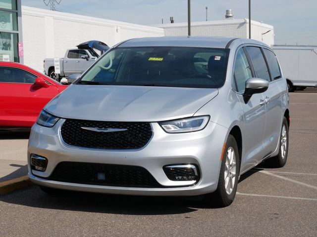 Used 2023 Chrysler Pacifica Touring-L FWD image 3