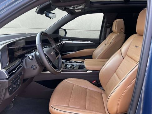 Used 2025 Cadillac Escalade Premium Luxury AWD/4WD image 17