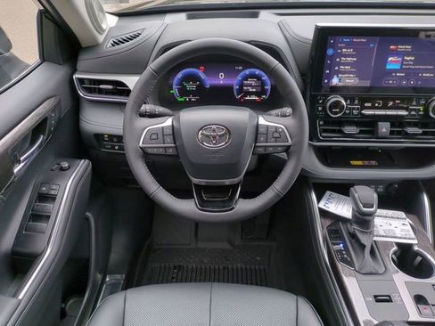 New 2026 Toyota Highlander Platinum image 16
