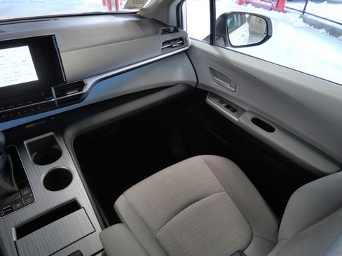 Certified 2025 Toyota Sienna LE image 12