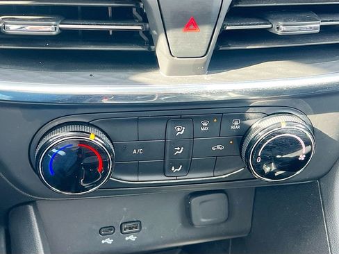 Used 2025 Buick Encore GX Preferred image 18