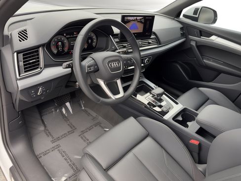 Used 2024 Audi Q5 2.0T Premium w/ Summer of Audi Package AWD/4WD image 4