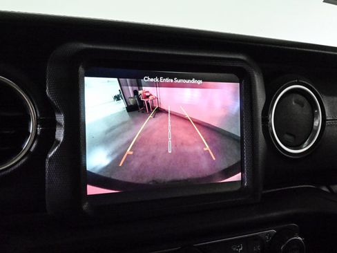 Used 2018 Jeep Wrangler Unlimited Sahara image 14