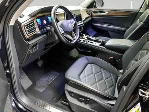 Used 2025 Volkswagen Atlas SE AWD/4WD image 9