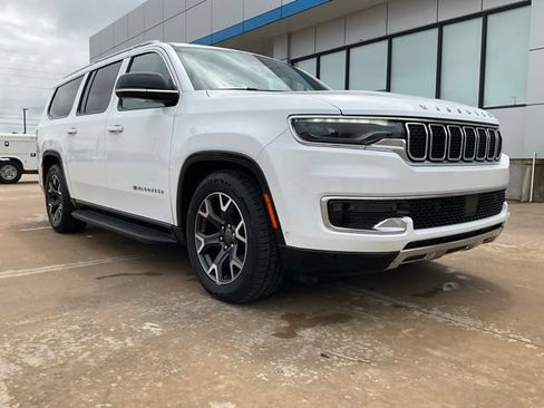 Used 2023 Jeep Wagoneer L Series III w/ Preferred Equipment Group AWD/4WD image 32