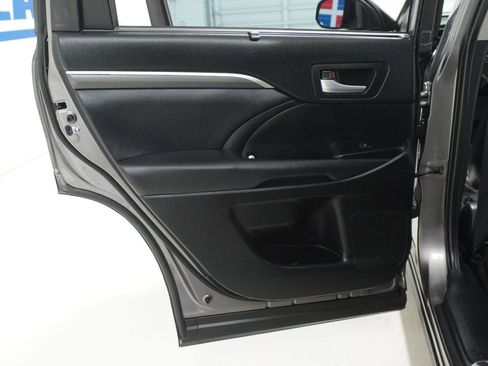 Used 2019 Toyota Highlander SE FWD image 29
