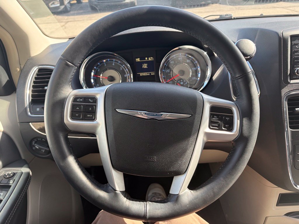 Used 2016 Chrysler Town & Country Touring-L w/ Driver Convenience Group FWD image 11
