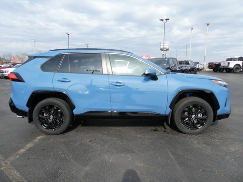 Used 2022 Toyota RAV4 SE w/ Convenience Package image 4