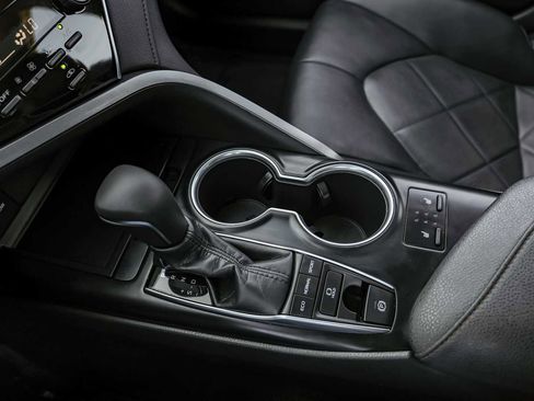 Used 2018 Toyota Camry XLE image 24