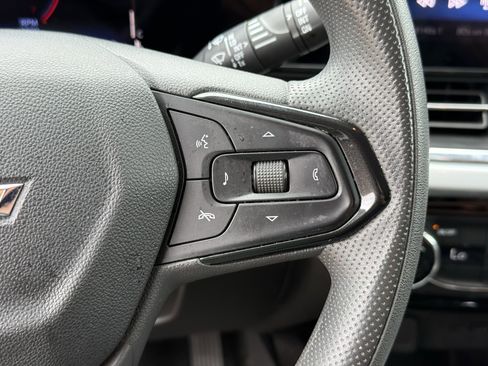Used 2025 Chevrolet Trax LT FWD image 18