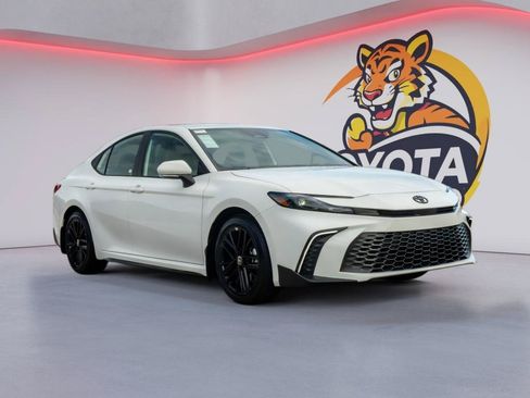 Used 2026 Toyota Camry SE w/ Convenience Package FWD image 3