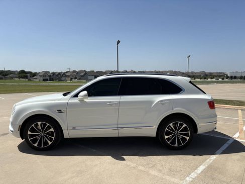 Used 2017 Bentley Bentayga AWD/4WD image 2